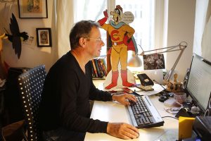 Trainiert seinen Humor am Schreibtisch: Rüdiger Bertram (Foto: Bause)