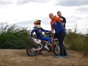 Lexi mit ihrem Vater Mario (ganz rechts) und Trainer Sergej (Foto: dpa)