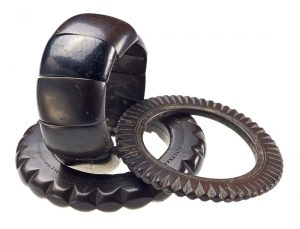 Dieser Schmuck ist aus Kohle gemacht, also aus jahrhundertealtem, gepresstem Holz (Foto: dpa)