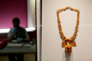 Diese Kette wurde aus Bernstein, also getrocknetem Baumharz, gefertigt. (Foto: dpa)