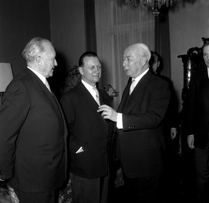 Theodor Heuss (rechts) war der erste Bundespräsident Deutschlands. (Foto: dpa)