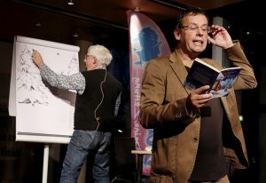 Und der Stift fliegt über das Papier. (Foto: Bause)