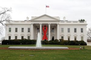 Die ganze Welt macht mit: Das Weiße Haus in Washington, Sitz des amerikanischen Präsidenten, ist mit einer Schleife verziert. (Foto: dpa)