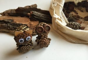 Eulen aus Tannenzapfen und anderen Materialien (Foto: dpa)