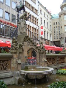 Der Brunnen liegt gleich in der Nähe von Dom und Hauptbahnhof. (Foto: Hannibal21, CC BY-SA 3.0, https://commons.wikimedia.org/w/index.php?curid=3466160)
