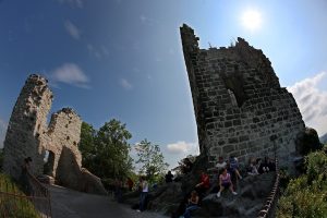 Die Burg auf dem Berg ist nur noch eine Ruine. (Foto: dpa)