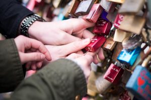 Die Liebesschlösser sind eine Attraktion - vor allem für Verliebte. (Foto: dpa)