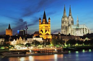 Der Dom (ganz rechts) überragt alle Gebäude in seiner Umgebung. (Foto: dpa)