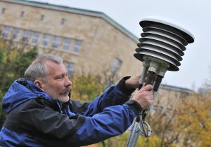 Ein Temperatur- und Feuchtigkeitsmesser auf der Erde (Foto: dpa)