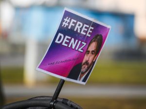Mit dem Plakat fordern Demonstranten in Flörsheim die Freilassung von Deniz Yücel. Der Journalist stammt aus Flörsheim. (Foto: dpa)