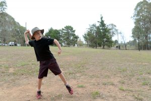 Billy Rosaguti wirft einen Bumerang. (Foto: dpa)