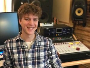 Tobias Schwall sitzt in einem Tonstudio. (Foto: dpa)