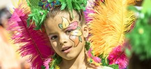 ARCHIV - In bunten und fantasievollen Kostümen ziehen die Teilnehmer eines Kinderkarnevalsumzuges am 26.02.2017 durch die Straßen von Sitges in Spanien. (Foto: dpa)