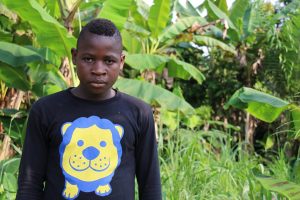 Sylvain Yao Kouakou (16), der noch bis vor Kurzem schwere Arbeiten in der Kakaoplantage seines Onkels verrichtet hat, steht im Dorf Konan Yaokro im Süden der Elfenbeinküste vor der Kamera. (Foto: dpa)