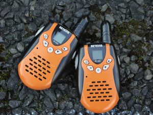 Zwei Walkie-Talkies liegen auf einer Mauer. (Foto: dpa)
