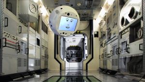 Die von Airbus zur Verfügung gestellte Fotomontage zeigt wie der Assistenzroboter Cimon durch die ISS fliegen könnte. (Foto: dpa)