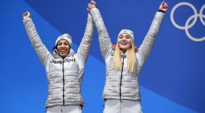 Pilotin Mariama Jamanka (l) und Anschieberin Lisa Buckwitz aus Deutschland jubeln über ihre Goldmedaille. (Foto: dpa)