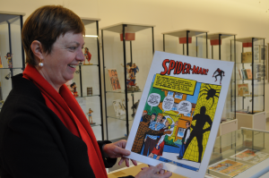 Susanne Flimm zeigt ein wertvolles Spiderman-Heft. (Foto: Jenny Wagner)