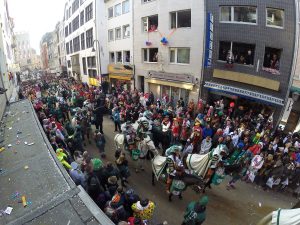 Teilnehmer mit Pferden gehen am Rosenmontag (16.02.2015) in Köln im Rosemontagszug im Karneval mit. Foto: Matthias Heinekamp / Einzelbild aus Zeitraffer - Karneval, Brauchtum, Pferd, Pferde, Reiter, Reiterkorps, Reitercorps,Hauspferd, Hauspferde, Reiten, Karnevalszug, Karnevalsumzug, Rosenmontagsumzug, Rosemontagzug