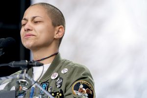 Die Schülerin Emma Gonzalez hielt eine Rede bei der Demonstration gegen Waffengewalt in Washington. (Foto: dpa)