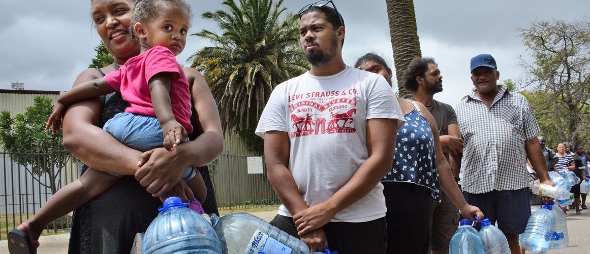 Anwohner stehen mit Gallonen für Wasser an. Die Abschaltung der Wasserversorgung droht Südafrikas Touristenmetropole Kapstadt nach neuestem Stand erst einen Monat später als bislang geplant. Die als «Stunde Null» bezeichnete Abschaltung könne vom 4. Juni auf den 9. Juli verschoben werden, erklärte die Stadtverwaltung am Dienstag. (Foto: -/kyodo/dpa)