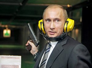 ARCHIV - 08.11.2006, Russland, Moskau: Wladimir Putin, Präsident von Russland, hält eine Pistole an einem Schießstand im damals neune Hauptsitz des russischen Geheimdienstes (Archivfoto vom 08.11.2006). (Foto: epa Tass Pool/ITAR-TASS_POOL/dpa)