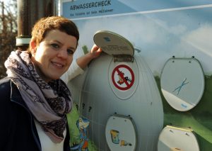 Die Leiterin Veronika Dunkel der Wasserschule Köln erklärt, was nicht ins Abwasser gehört. (Foto: Rakoczy)