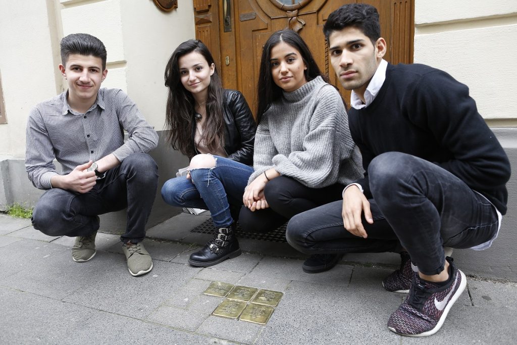 Husam, Dafina, Meslina und Khalid (v.l.n.r.) vor den Stolpersteinen in der Antwerpener Straße (Thomas Banneyer)