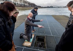 Georg Becker erklärt Besuchern die Rheinstation. Foto: Michael Bause