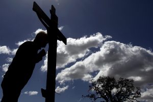 In Griechenland wird die Bibelszene an Ostern oft nachgestellt, wo Jesus vom Kreuz genommen wird. (Foto: dpa)