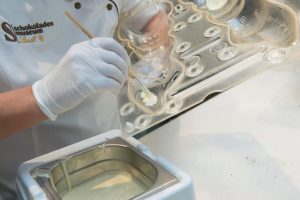 Damit der Schokohase am Ende ein weißes Schnäuzchen hat, muss die Form mit weißer Schokolade bearbeitet werden. (Foto: Uwe Weiser)