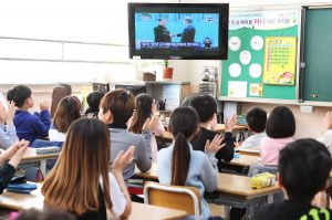 Schüler einer Grundschule schauen die historische Begegnung zwischen dem Machthaber von Nordkorea und dem Präsidenten von Südkorea, die von einer Nachrichtensendung live übertragen wird, im Fernsehen an. (Foto: dpa)