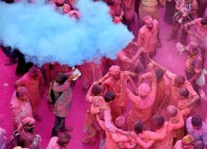 28.02.2018, Indien, Kolkata: Menschen tanzen anlässlich des Holi-Festes und bestreuen sich mit Farbpulver. (Foto: dpa)