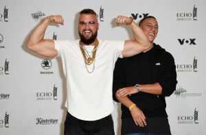 12.04.2018, Berlin: Die Rapper Kollegah (l) und Farid Bang kommen zu der 27. Verleihung des Deutschen Musikpreises Echo. Foto: dpa