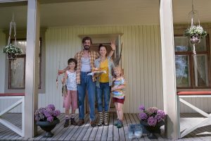 Matti (hier im Bild rechts), sein Bruder und seine Eltern stehen vor einem Haus in Finnland. Foto: -/Universum Film/dpa - ACHTUNG: Verwendung nur für redaktionelle Zwecke im Zusammenhang mit der Berichterstattung über diesen Film und nur mit Urheber-Nennung ACHTUNG: Dieses Foto hat dpa bereits im Bildfunk gesendet - Honorarfrei nur für Bezieher des Dienstes dpa-Nachrichten für Kinder +++ dpa-Nachrichten für Kinder +++(Foto: dpa)