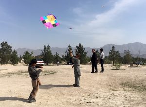 Das Drachenfliegen ist für die Kinder ein richtiger Wettbewerb, erzählt Salim (Fotos: dpa)