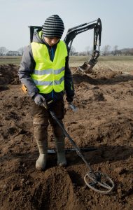 13.04.2018, Mecklenburg-Vorpommern, Schaprode: Der 13-jährige Schüler Luca Malaschnitschenko sucht mit einem Metalldetektor nach dem Silberschatz von Schaprode.