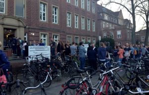 Menschen warten vor dem Universitätsklinikum darauf, Blut für die Verletzten zu spenden. (Foto: dpa)
