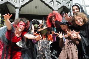 Als Hexen kostümierte Frauen feiern am 30.04.2017 bei der Walpurgisfeier in Bad Grund (Niedersachsen). (Foto: dpa)