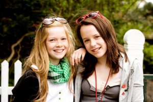 Karla (Elena Arndt-Jensen, links) und Katrine (Nanna Finding, rechts) sind beste Freundinnen, doch ihre Freundschaft wird auf eine harte Probe gestellt...