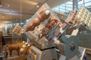 Durch die Zentrifugalkräfte der Maschine wird die Schokolade gleichmäßig nach außen in die Form gedrückt. (Foto: Uwe Weiser)