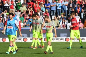 28.04.2018, Baden-Württemberg, Freiburg: Fußball: Bundesliga, SC Freiburg - 1. FC Köln, 32. Spieltag im Schwarzwald-Stadion. Kölns Spieler umd Vincent Koziello (M) gehen nach dem Schlusspfiff aus dem Stadion. Hängende Köpfe bei den Spielern: Der 1. FC Köln steigt in die zweite Liga ab. Foto: Felix Kästle/dpa