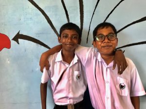 Sharim und Alim sind Freunde und leben auf einer Insel der Malediven. (Foto: Peter Pauls)