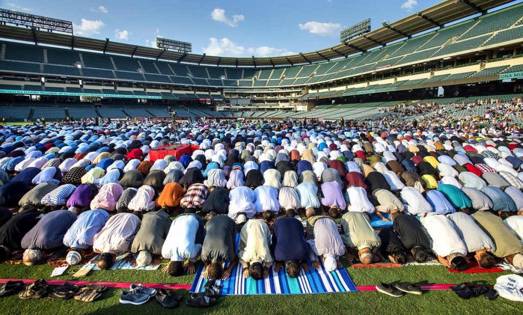 Muslime feiern im Angel Stadion in Anaheim, Kalifornien (USA) das Opferfest mit einem Morgengebet. Das Fest während der Wallfahrt nach Mekka (Hadsch) erinnert an die Bereitschaft Abrahams, einen seiner Söhne zu opfern, um Gott seinen Glauben zu beweisen. Foto: Mark Rightmire/Orange County Register via ZUMA/dpa