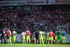 Die Kölner Mannschaft steht nach der 2:3-Niederlage vor den Fans. (Foto: dpa)