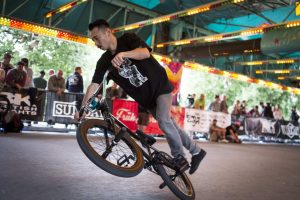 Diese und andere Tricks zeigten die BMX-Fahrer in der Kategorie "Flatland". (Bild: Oliver Strömer)