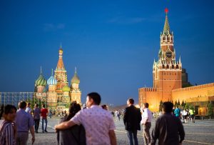 Besucher spazieren zur blauen Stunde auf dem Roten Platz. Links steht die Basilius-Kathedrale und rechts das Lenin-Mausoleum und der Moskauer Kreml. (Foto: dpa)