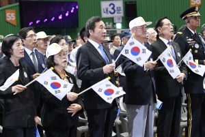 Lee Nak Yeon (3.v.l.), Ministerpräsident von Südkorea, nimmt an einer Gedenkveranstaltung zum Beginn des Koreakriegs vor 68 Jahren, am 25. Juni 1950, teil. (Foto: dpa)