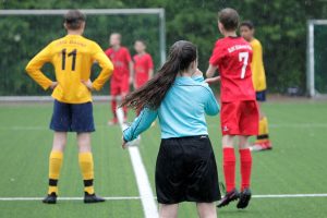 Jungs sind schwerer zu pfeifen als Mädchen, aber Lenja muss trotzdem durchgreifen. (Foto: Jenny Wagner)