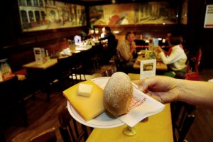 Ein Brötchen mit Käse heißt in Köln "Halve Hahn". (Foto: Stefan Worring)